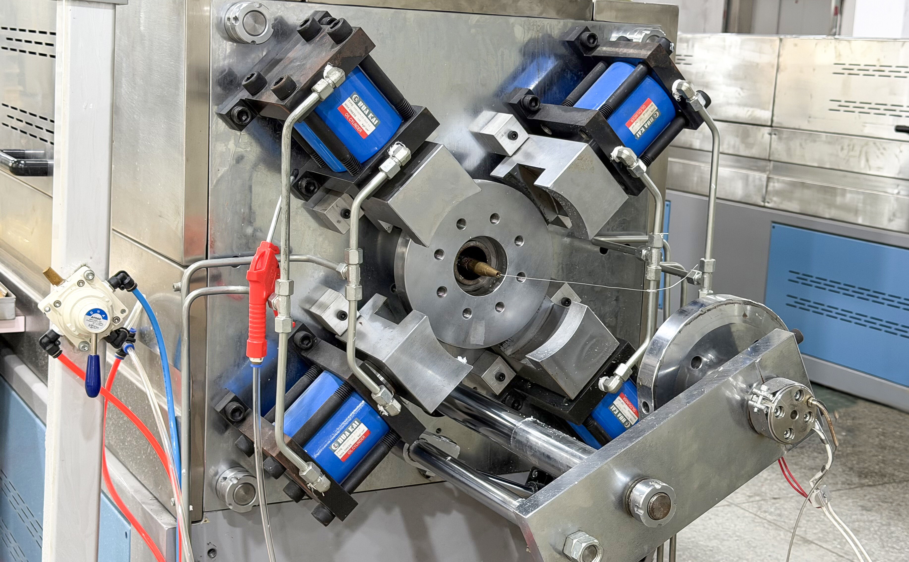 Extrusion Die Head: Four-Cylinder Pneumatic Clamping for Precise Sizing