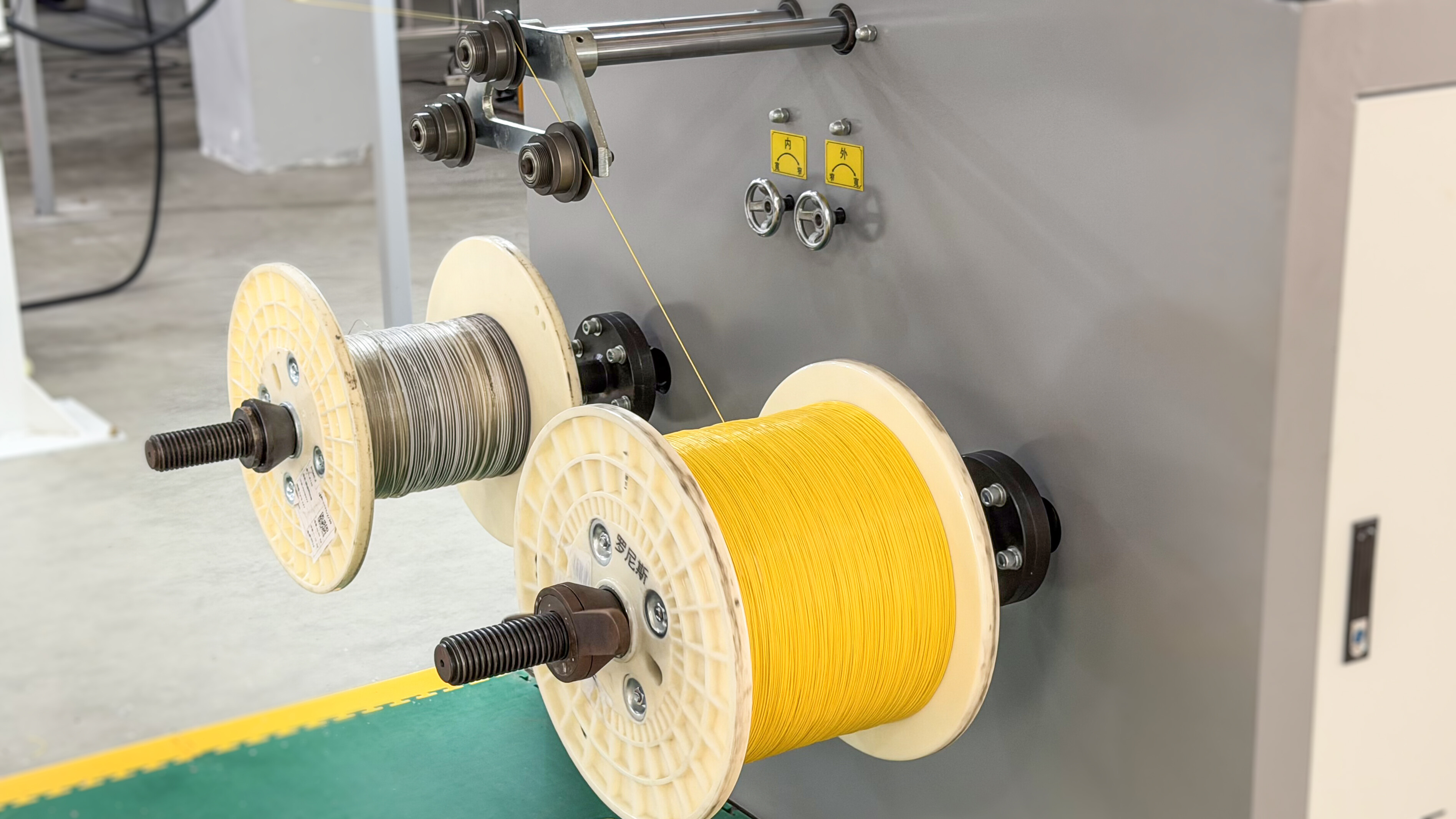 Wire Feeding Station: Constant-tension wire feeding